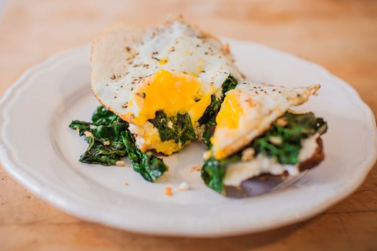 Toast with egg, kale and ricotta